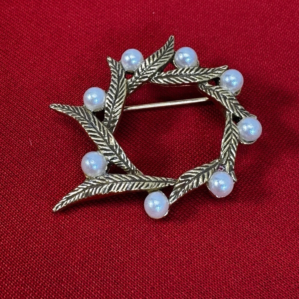 Vintage Wreath Brooch Pin w/ Faux Pearls ~2"